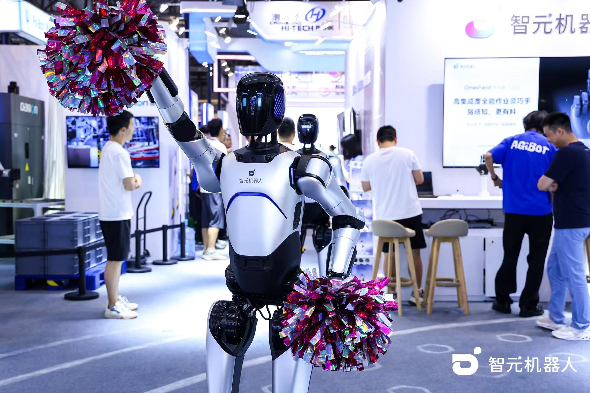 银河集团机器人 WAIC 首日展台火爆，机器...